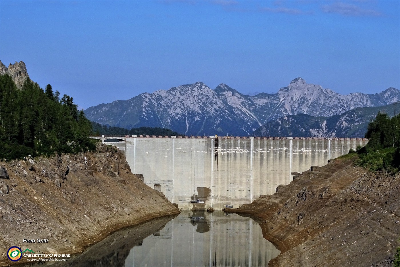 16 Poca acqua  al Lago del Fregabolgia per lavori in corso alla diga .JPG